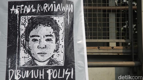 Warga menggelar aksi tabur bunga di bawah JPO depan Polda Metro Jaya, Jakarta, Jumat (29/8/2025). Aksi tersebut sebagai bentuk simpati atas tewasnya driver ojol Affan Kurniawan yang dilindas rantis Brimob.