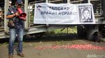 Warga Tabur Bunga di Depan Polda Metro, Kutuk Tewasnya Affan Kurniawan