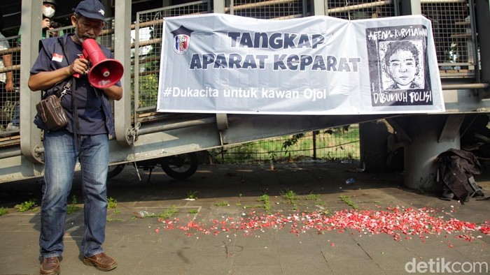 Warga menggelar aksi tabur bunga di bawah JPO depan Polda Metro Jaya, Jakarta, Jumat (29/8/2025). Aksi tersebut sebagai bentuk simpati atas tewasnya driver ojol Affan Kurniawan yang dilindas rantis Brimob.