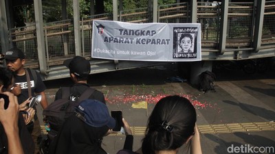 Warga Tabur Bunga di Depan Polda Metro, Kutuk Tewasnya Affan Kurniawan