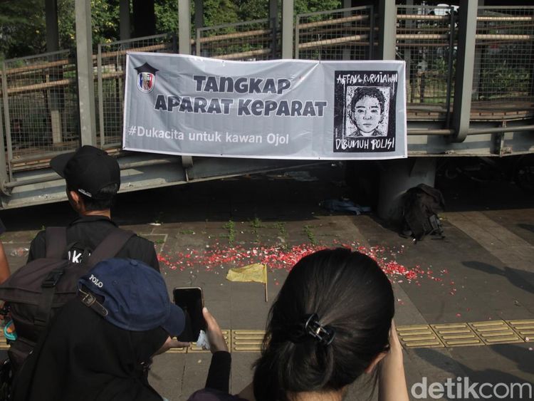 Warga Tabur Bunga di Depan Polda Metro, Kutuk Tewasnya Affan Kurniawan