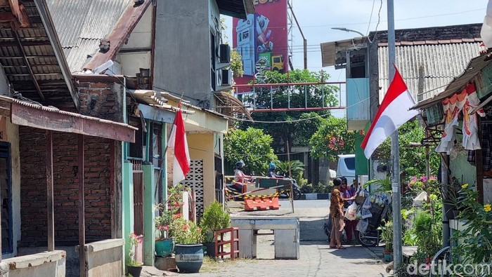 Warga yang masih tinggal di tengah pembongkaran kampung Jalan Ahmad Yani.