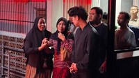Willie Salim berjalan ke rumah duka Affan Kurniawan. Ia berjuang mencari tahu keberadaan Affan lewat teman-teman ojolnya. (Foto: dok Instagram willie27_)