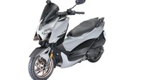Jantung pacunya mengandalkan mesin 149,7 cc 1 silinder berpendingin cairan. Tenaganya hingga 16,04 dk pada 8.000 rpm dan torsinya 15 Nm pada 6.000 rpm, lebih unggul dibanding skutik 150 cc kebanyakan. Suspensi depan teleskopik dipadukan dengan suspensi belakang ganda yang bisa diatur tiga tingkat, membuatnya nyaman dipakai harian maupun touring. Foto: Greatbiker