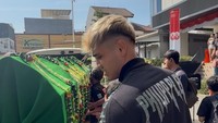 Momen selebgram Malaysia yang dikabarkan dekat dengan Fuji itu bantu gotong keranda Affan. (Foto: dok. Instagram @aisar_khaledd)
