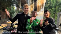 Gak cuma itu, ia juga membagikan uang kepada pengemudi ojek online.  (Foto: dok instagram Aisar Khaled)