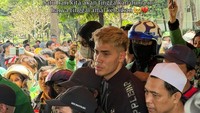 Dalam Instagram miliknya, pria yang pernah dikabarkan dekat dengan Fuji ini, mengantarkan jenazah Affan dari rumah duka sampai kuburan. (Foto: dok instagram Aisar Khaled)