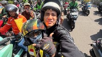 Aisar turun bersama dengan teman-teman pengemudi ojek online mengawal jenazah Affan sampai di TPU Karet Bivak. (Foto: dok instagram Aisar Khaled)