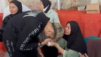 Aisar Khaled mendatangi rumah duka dan sempat bersalaman dengan ibunda almarhum Affan Kurniawan. (Foto: dok. Instagram @aisar_khaledd)