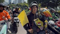 Dia menumpang ojek untuk menuju TPU Karet Bivak, tempat Affan Kurniawan dimakamkan. (Foto: dok. Instagram @aisar_khaledd)