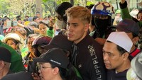 Aisar tampak mencolok di antara kerumunan saat proses pemakaman. (Foto: dok. Instagram @aisar_khaledd)