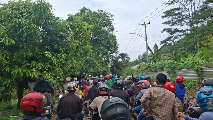 Akses menuju wisata pantai di Lampung lumpuh karena longsor.