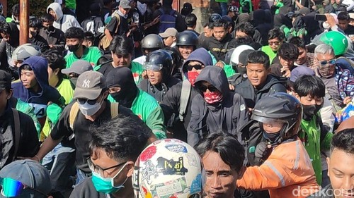 Aksi demo di depan Mapolda Bali berakhir ricuh, Sabtu (30/8/2025) sore.