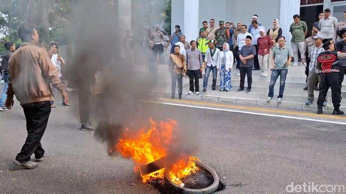 Aksi demonstrasi di DPRD Purwakarta.