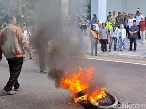 Demo Mahasiswa Purwakarta Memanas, Ban Dibakar di Depan Kantor DPRD