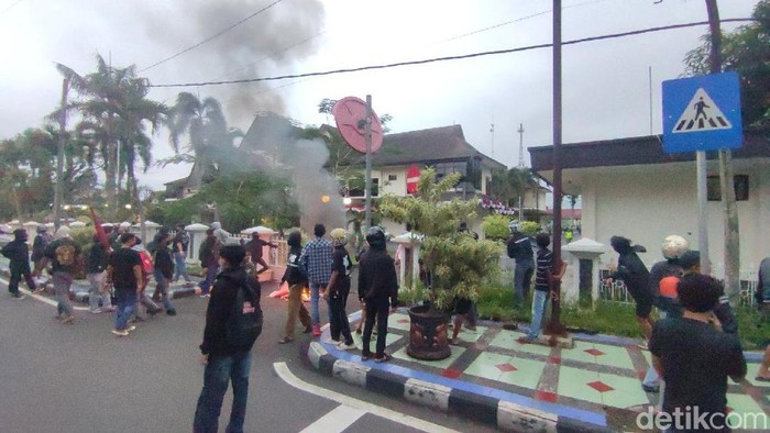 Aksi di depan DPRD Kabupaten Ciamis, Sabtu (30/8/2025).