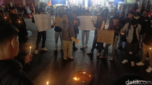 Aksi mahasiswa di depan Polda NTT, Sabtu (30/8/2025).