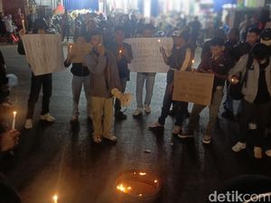 Mahasiswa Demo di Depan Polda NTT, Massa Bakar Ban