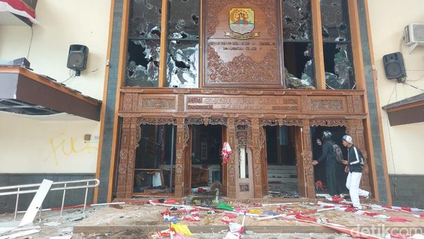Aksi pengrusakan gedung DPRD Kabupaten Cirebon