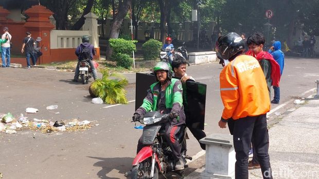 Aksi penjarahan di gedung DPRD Kabupaten Cirebon
