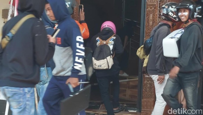 Aksi penjarahan di gedung DPRD Kabupaten Cirebon