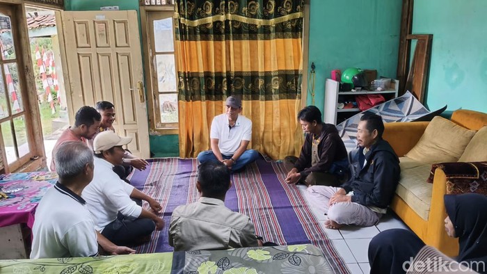Anggota DPR RI, Iman Adinugraha, melakukan kunjungan ke rumah keluarga Moch. Umar Amarudin (32),