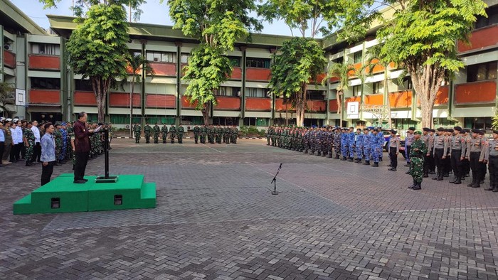 Apel pasukan kesiapan Satgas Patroli Imigrasi Bali yang dipimpin Gubernur Bali, Wayan Koster, di Makodam IX/Udayana, Sabtu (30/8/2025). (Ahmad Firizqi Irwan/detikBali)
