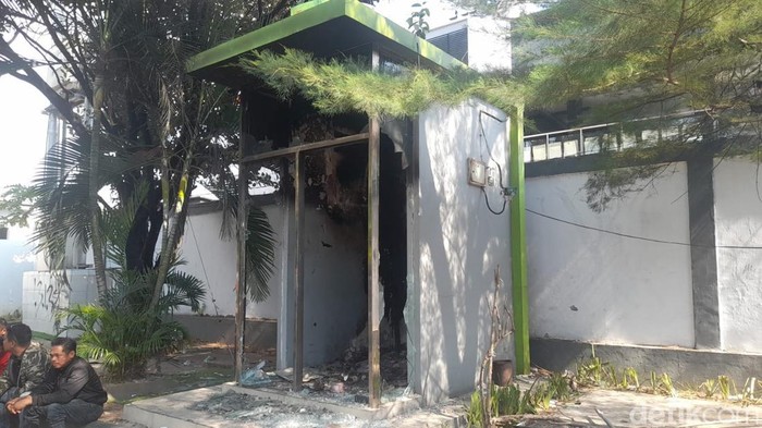 Mesin Anjungan Tunai Mandiri (ATM) Bank Sulselbar di area kantor DPRD Makassar, Sulawesi Selatan (Sulsel), hilang diduga dijarah.