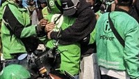 Atta Halilintar tak ketinggalan ikut turun ke jalan. Kemarin (29/8), ayah dua anak ini menunjukkan momennya menyambangi para demonstran dan memeluk ojol yang tengah berduka. Foto: Instagram ahhaberbagi