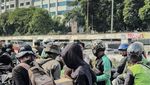 3 Aksi Seleb Bagi-bagi Makanan ke Massa Demo, Ada Atta dan Faby Marcelia