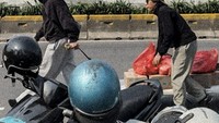 Tak hanya minuman, Atta juga membagikan makanan. Ia mendistribusikan sendiri makanan dalam kantong-kantong plastik merah untuk dibagikan. Foto: Instagram ahhaberbagi