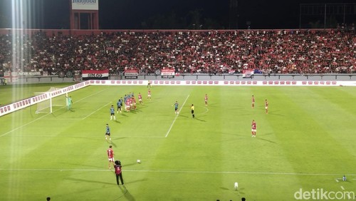 Bali United (jersey merah) menang tipis 1-0 atas Madura United dalam pekan keempat Super League 2025/2026 di Stadion Kapten I Wayan Dipta, Gianyar, Sabtu (30/8/2025).