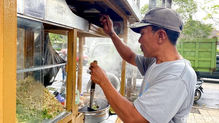 Bimo, pedagang bakso yang biasa mangkal di dekat DPRD Jabar.