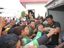 Gubsu Bobby Bagi-bagi Sembako ke Driver Ojol di Medan