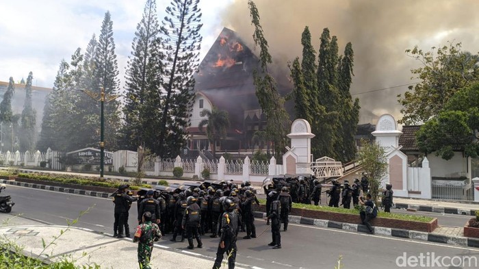 Brimob sempat menghalau massa dengan menembakkan gas air mata