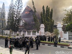 Brimob sempat menghalau massa dengan menembakkan gas air mata (Foto: Ahmad Viqi Wahyu)