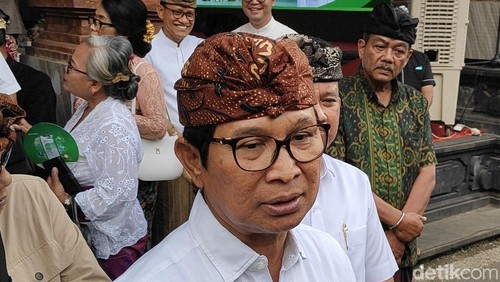 Bupati Badung I Wayan Adi Arnawa usai meluncurkan pengembangan program bantuan kredit usaha mikro Sidi Kumbara di Abiansemal, Sabtu (30/8/2025).