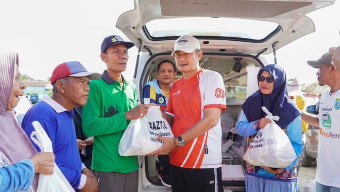Bupati Lamongan dalam kegiatan Gerakan Pangan Murah  serangkaian HUT ke-80 RI.
