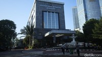 Sementara dinding nama Polda Metro Jaya masih rusak. 