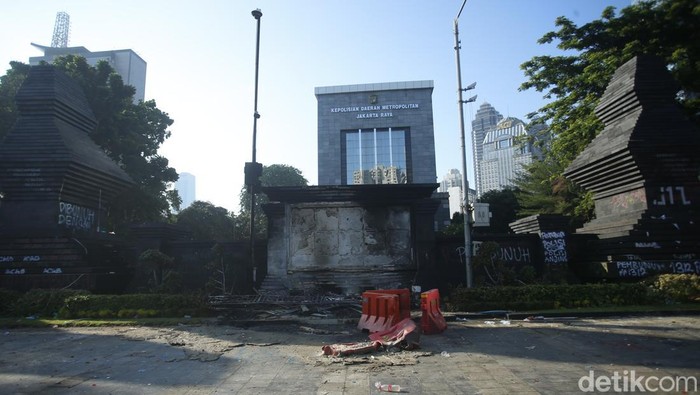 Coretan di Depan Polda Metro Jaya Mulai Dibersihkan Petugas membersihkan coretan di dinding Polda Metro Jaya, Jakarta, Sabtu (30/8/2025).