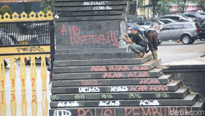 Coretan di Depan Polda Metro Jaya Mulai Dibersihkan Petugas membersihkan coretan di dinding Polda Metro Jaya, Jakarta, Sabtu (30/8/2025).