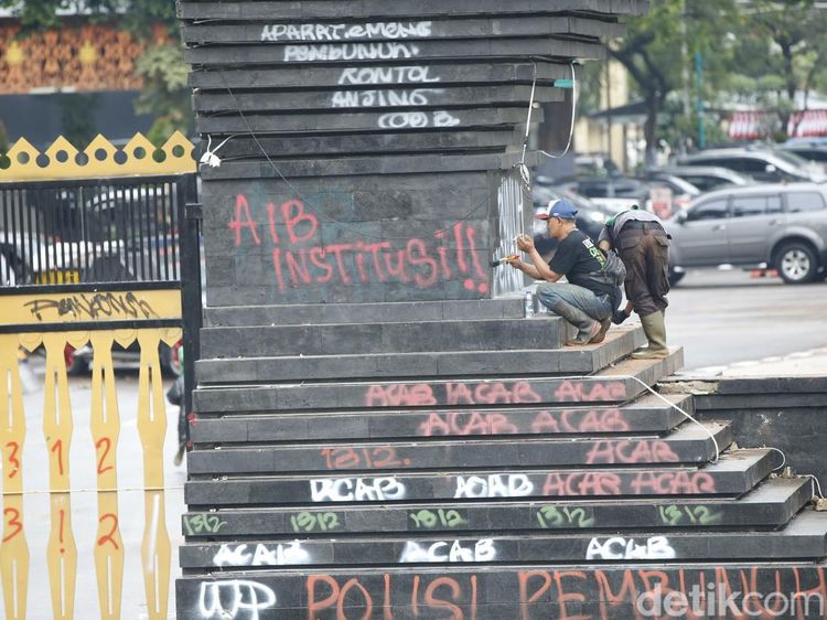Coretan di Depan Polda Metro Jaya Mulai Dibersihkan