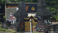 Coretan yang mulai terlihat sejak aksi Jumat kemarin kini dibersihkan. 
