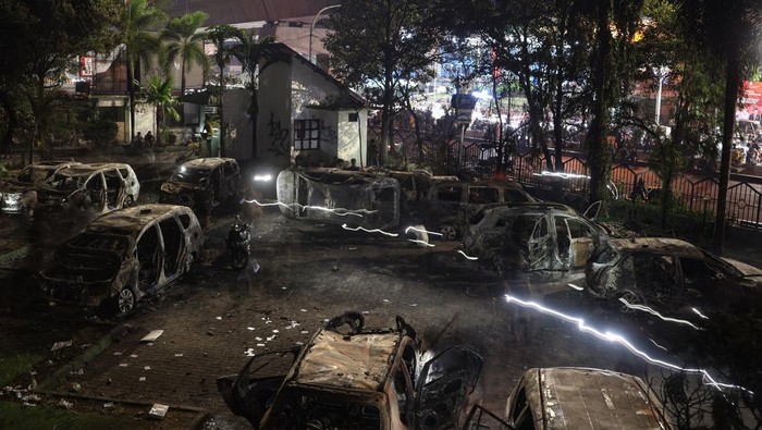 Dampak Demo Ricuh di Makassar, Gedung dan Kendaraan Hangus hingga 3 Orang Tewas Warga melihat mobil yang hangus terbakar akibat kericuhan pada aksi 29 Agustus di pelataran Kantor DPRD Kota Makassar, Sulawesi Selatan, Sabtu (30/8/2025) dini hari. Kericuhan massa pengunjuk rasa di Kantor DPRD Kota Makassar yang menolak kenaikan tunjangan DPR serta menuntut pengusutan kasus penabrakan pengemudi ojek daring Affan Kurniawan tersebut mengakibatkan puluhan kendaraan roda empat dan dua serta gedung DPRD itu hangus terbakar sementara tiga orang meninggal dunia akibat terjebak di dalam gedung saat kebakaran. ANTARA FOTO/Arnas Padda/YU