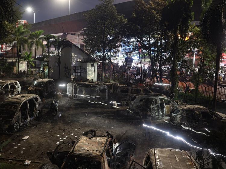 Dampak Demo Ricuh di Makassar, Gedung & Kendaraan Hangus hingga 3 Orang Tewas