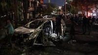 Aksi ricuh dini hari tadi mengakibatkan puluhan kendaraan roda empat dan dua serta gedung DPRD itu hangus terbakar. Foto: ANTARA FOTO/Arnas Padda
