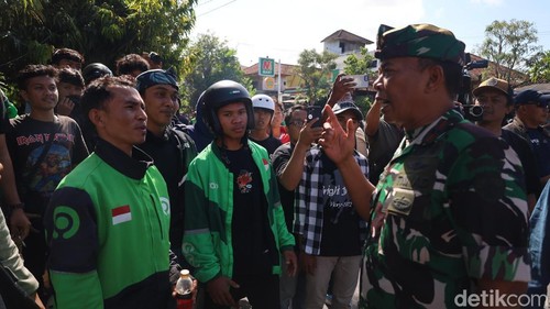 Danrem 163 Wirasatya, Brigjen TNI Ida I Dewa Agung Hadisaputra saat menemui para pendemo depan Mapolda Bali, Denpasar, Sabtu (30/8/2025).