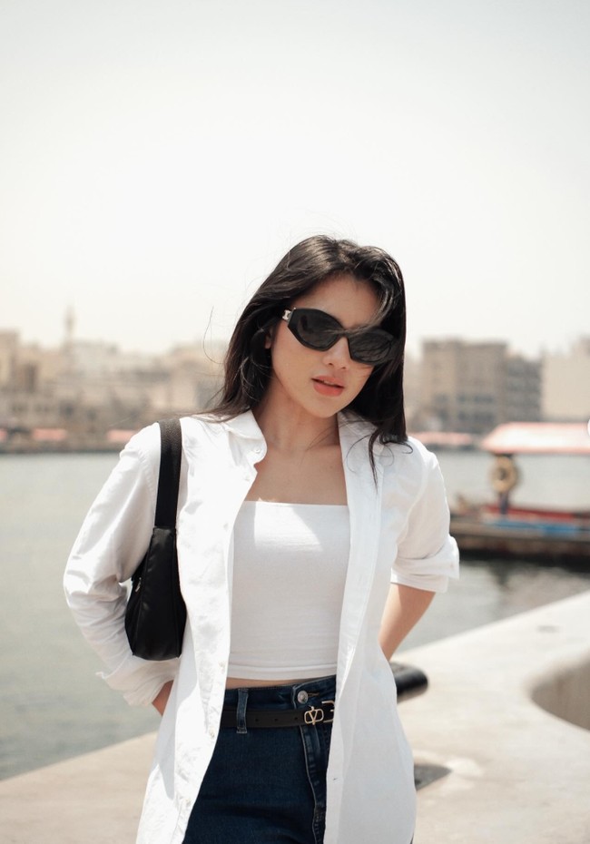 Melalui akun Instagram pribadinya Davina Karamoy membagikan foto-fotonya saat berlibur ke Dubai. Ia memiilih tampil stylish dengan gaya yang simpel. Foto: Instagram/@davinaakaramoy
