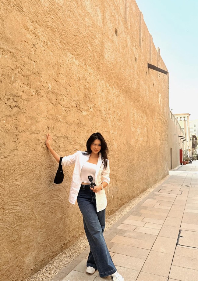 Penampilannya kian stylish dengan tambahan aksesori berupa ikat pinggang, kaca mata, dan tas yang semuanya berwarna hitam. Untuk alas kaki Davina memilh sneakers putih. Foto: Instagram/@davinaakaramoy