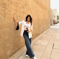 Penampilannya kian stylish dengan tambahan aksesori berupa ikat pinggang, kaca mata, dan tas yang semuanya berwarna hitam. Untuk alas kaki Davina memilh sneakers putih. Foto: Instagram/@davinaakaramoy